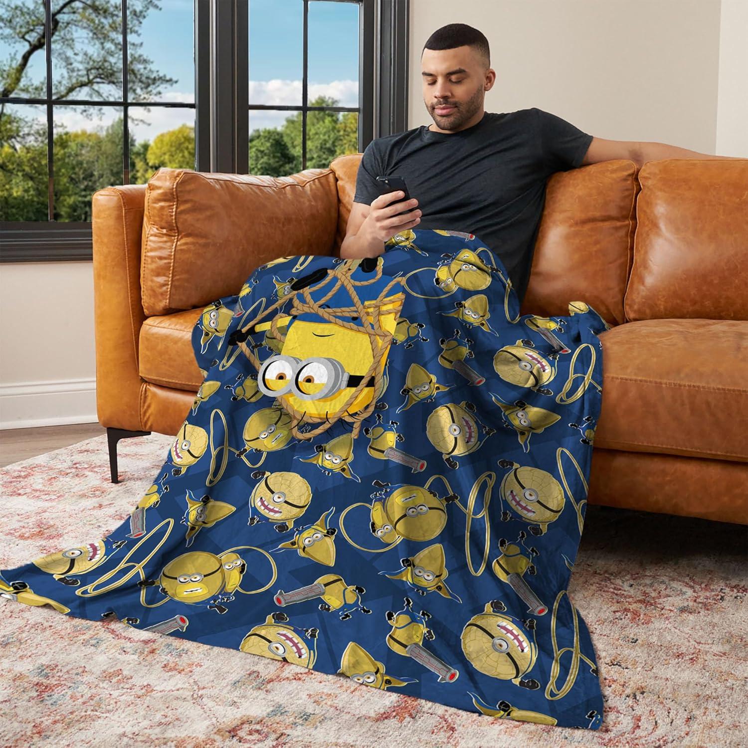 Manta de Nubes Just Hanging Despicable Me 4 127x152cm