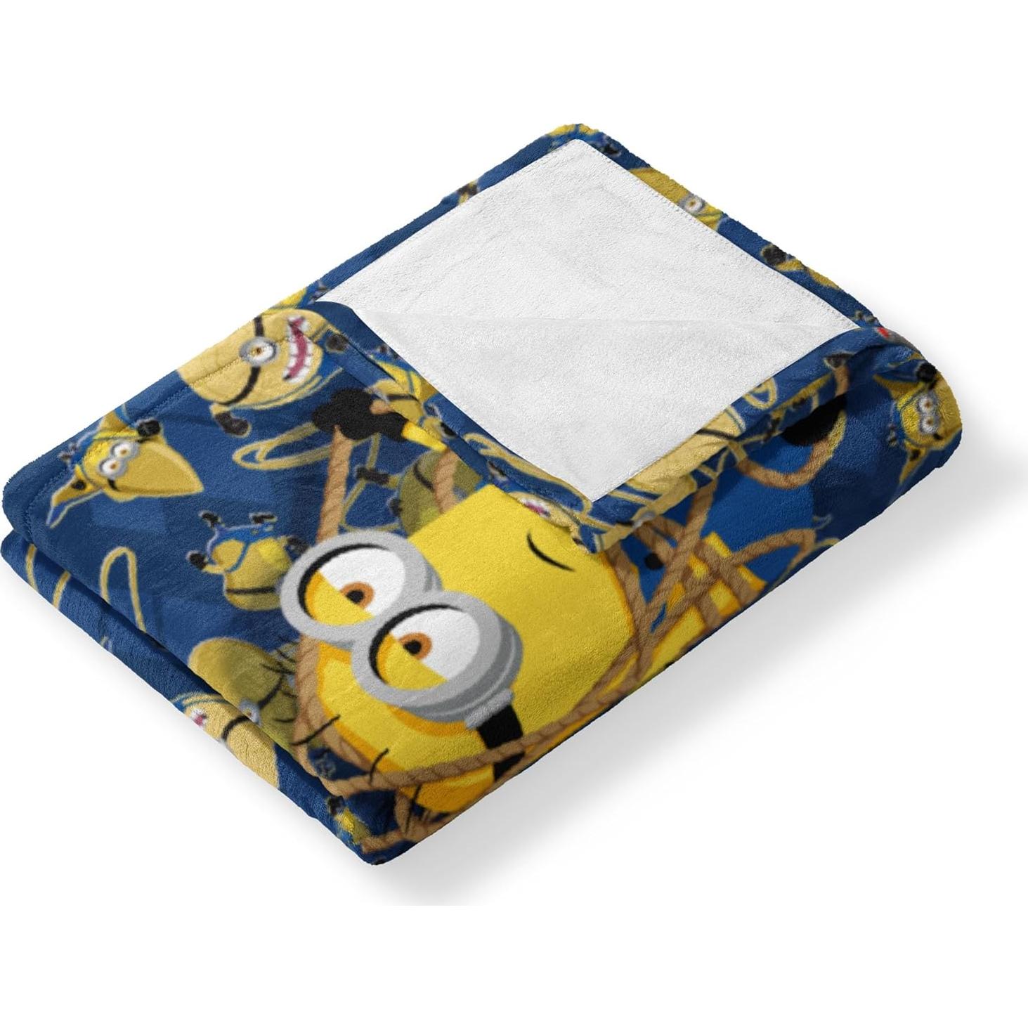 Manta de Nubes Just Hanging Despicable Me 4 127x152cm