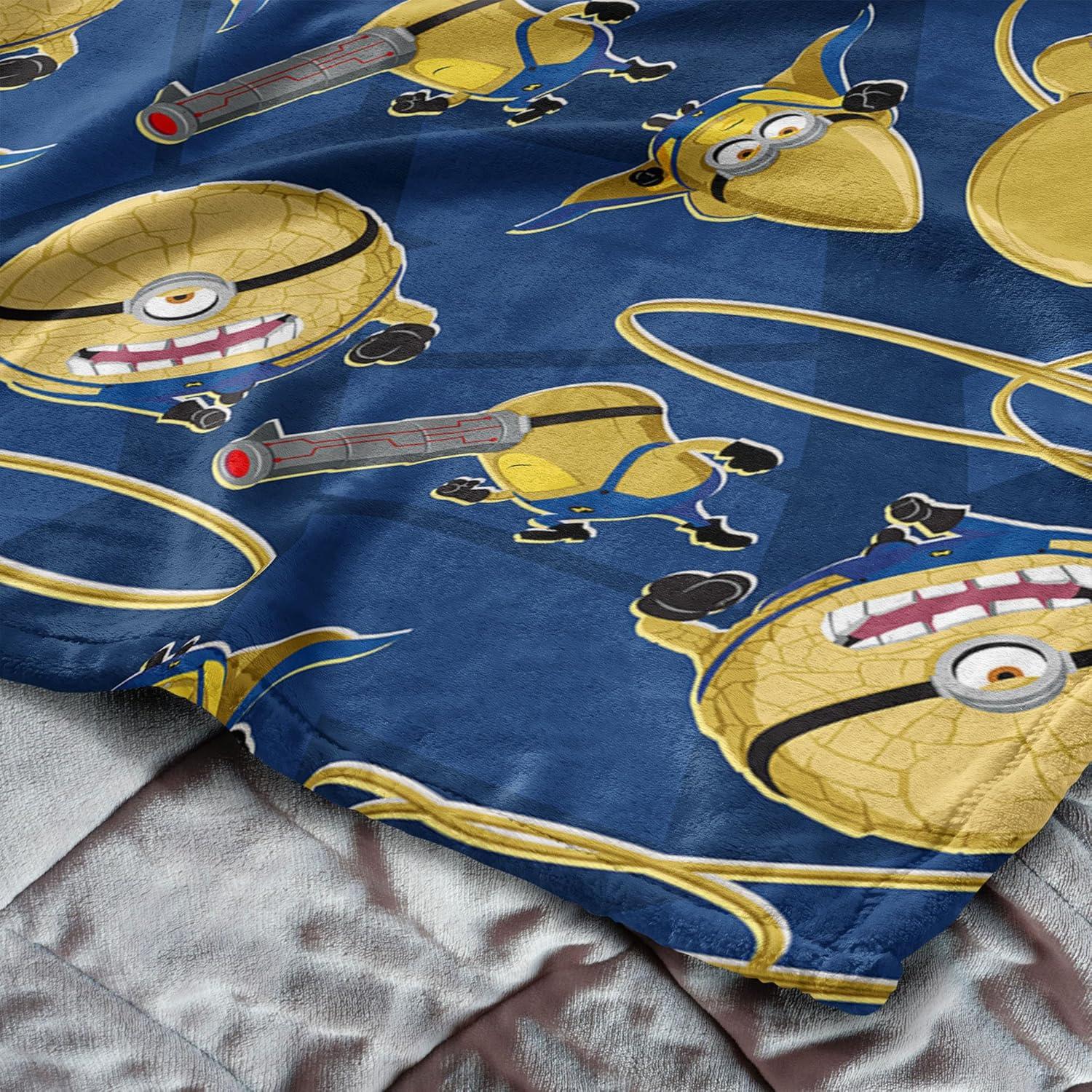 Manta de Nubes Just Hanging Despicable Me 4 127x152cm