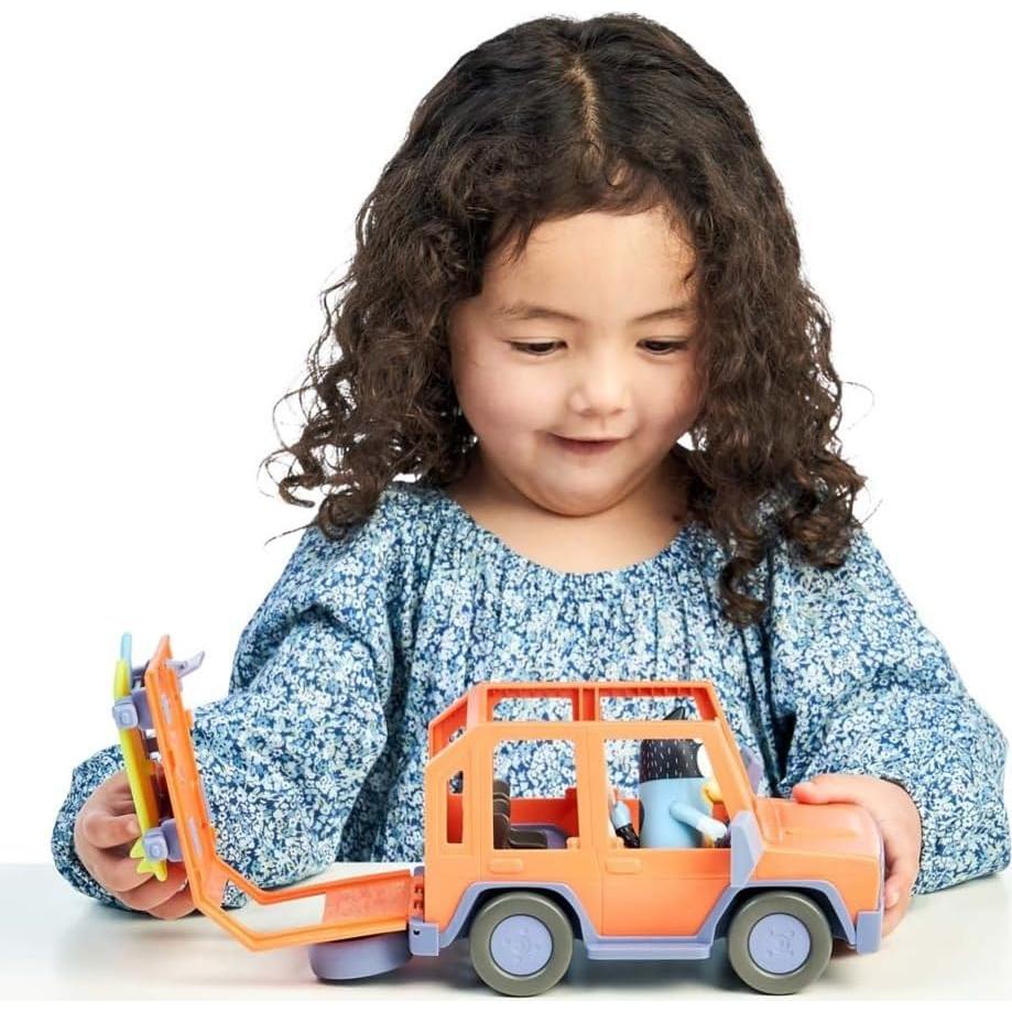 Vehículo Familiar Heeler 4WD Bluey con Figuras y Tablas de Surf