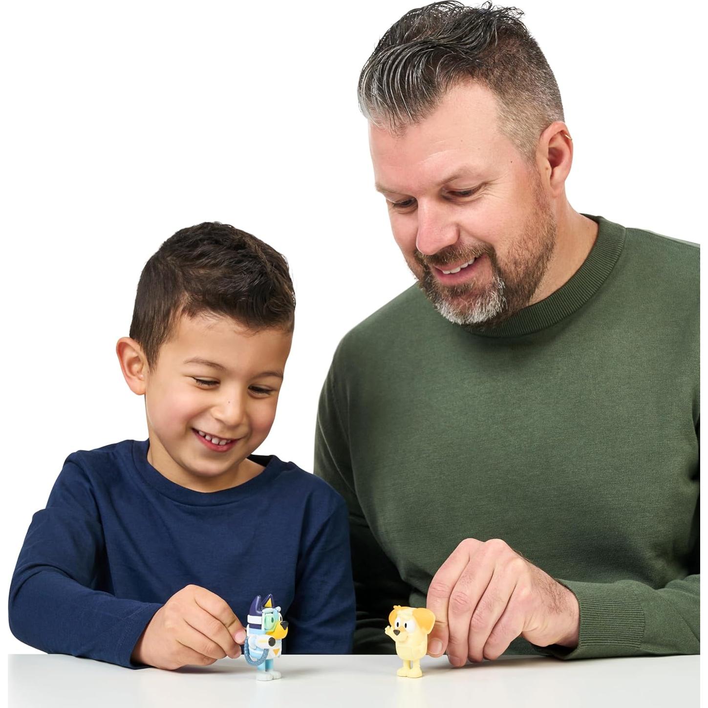 Paquete de Figuras Bluey y Chucky - Traje de Sorpresa 2 Pack