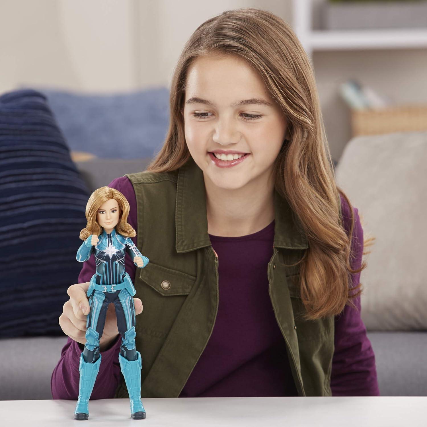 Muñeca Superhéroe Capitán Marvel Hasbro 29.2 cm con casco