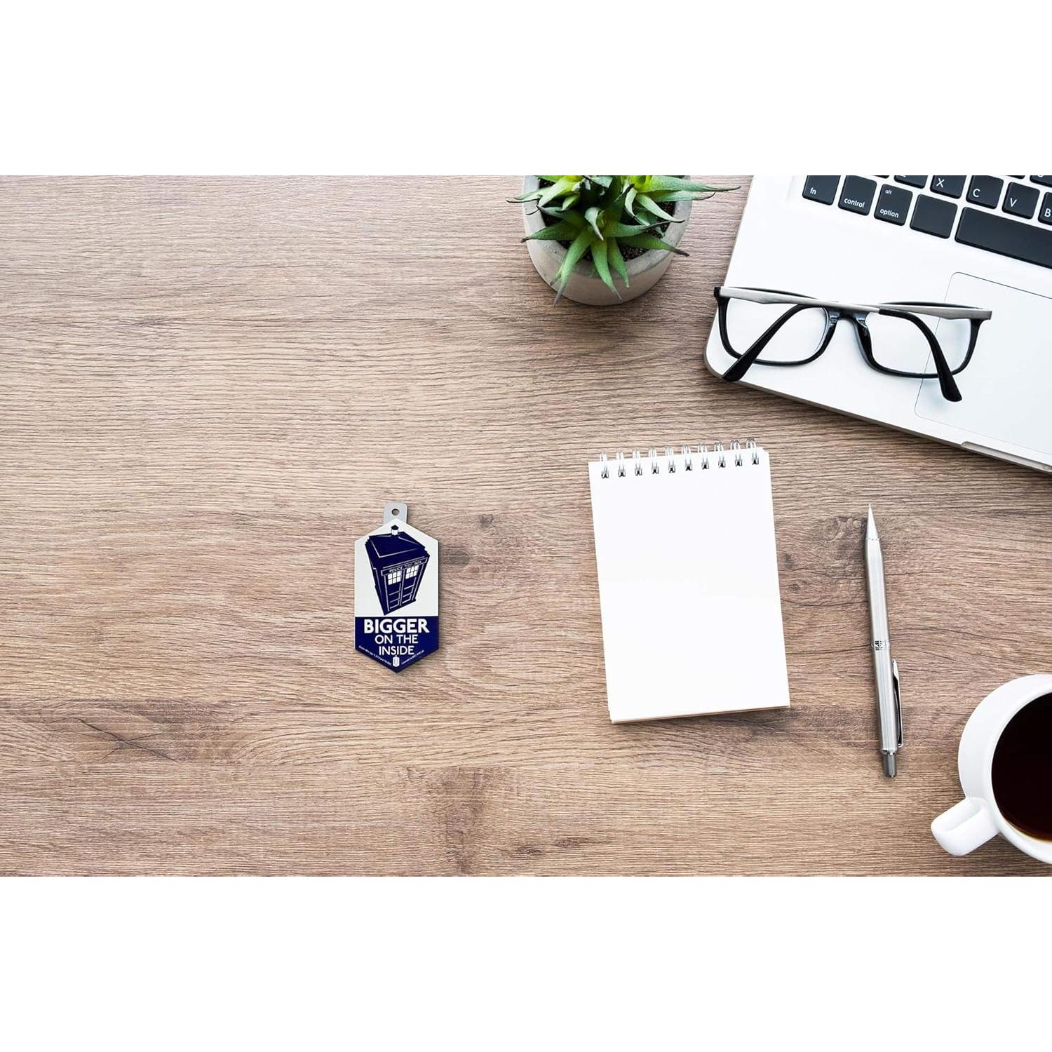 Pegatina de Vinilo Doctor Who TARDIS 10 cm - Más Grande Por Dentro