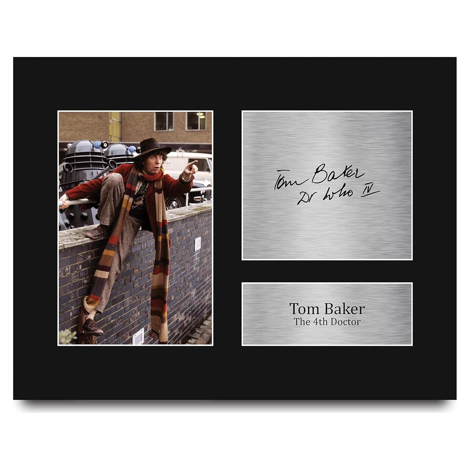 Foto Autografiada Tom Baker en Montaje Negro 21.6x27.9 cm