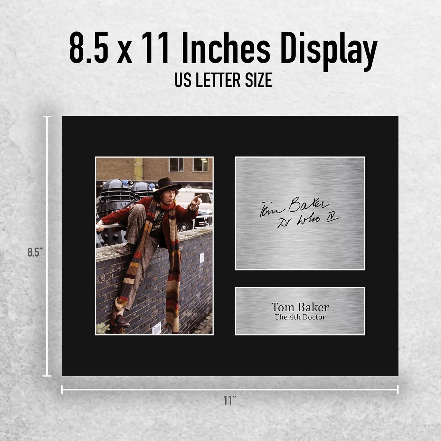 Foto Autografiada Tom Baker en Montaje Negro 21.6x27.9 cm