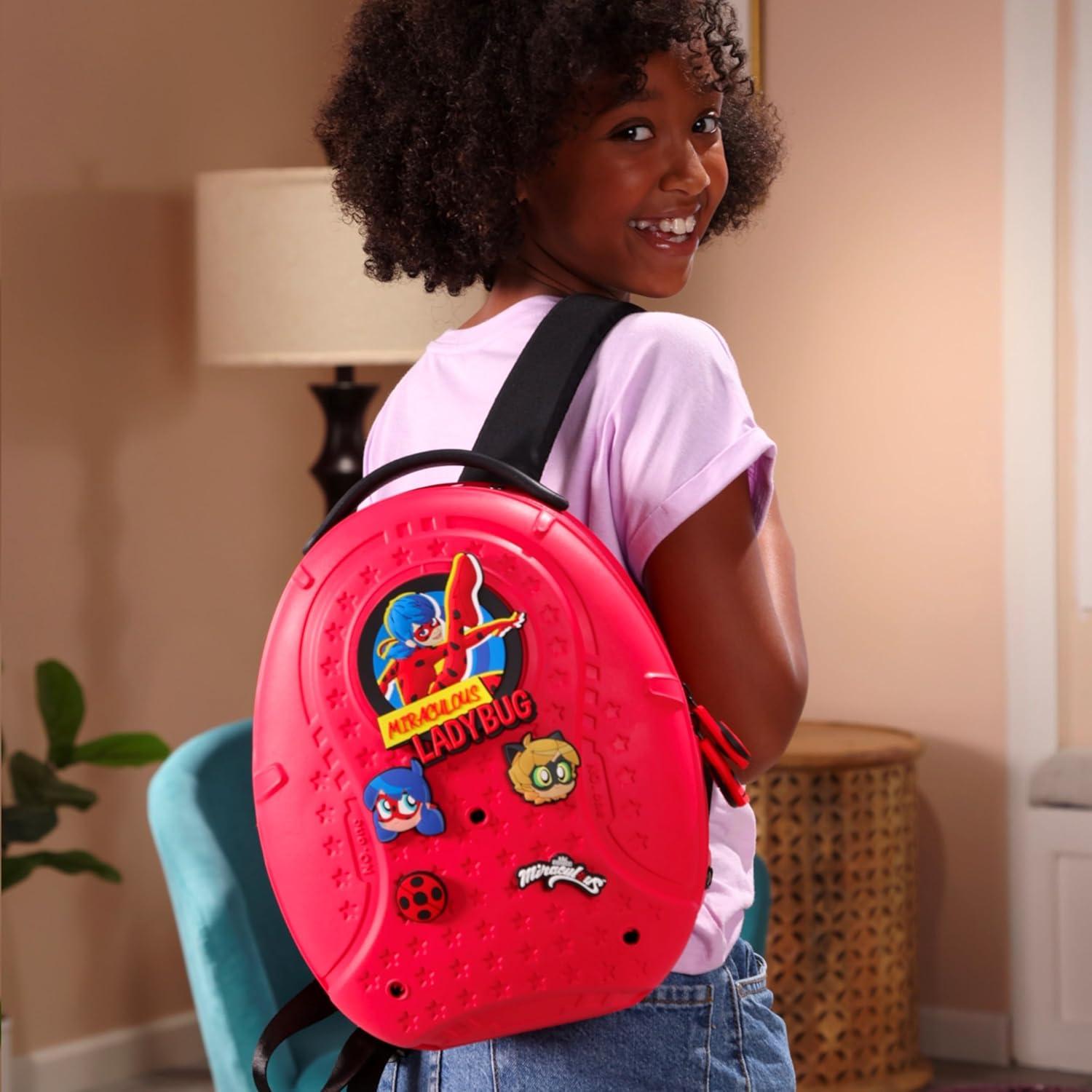 Mochila Ladybug Wyncor Roja con 6 Insignias Clip-on Impermeable