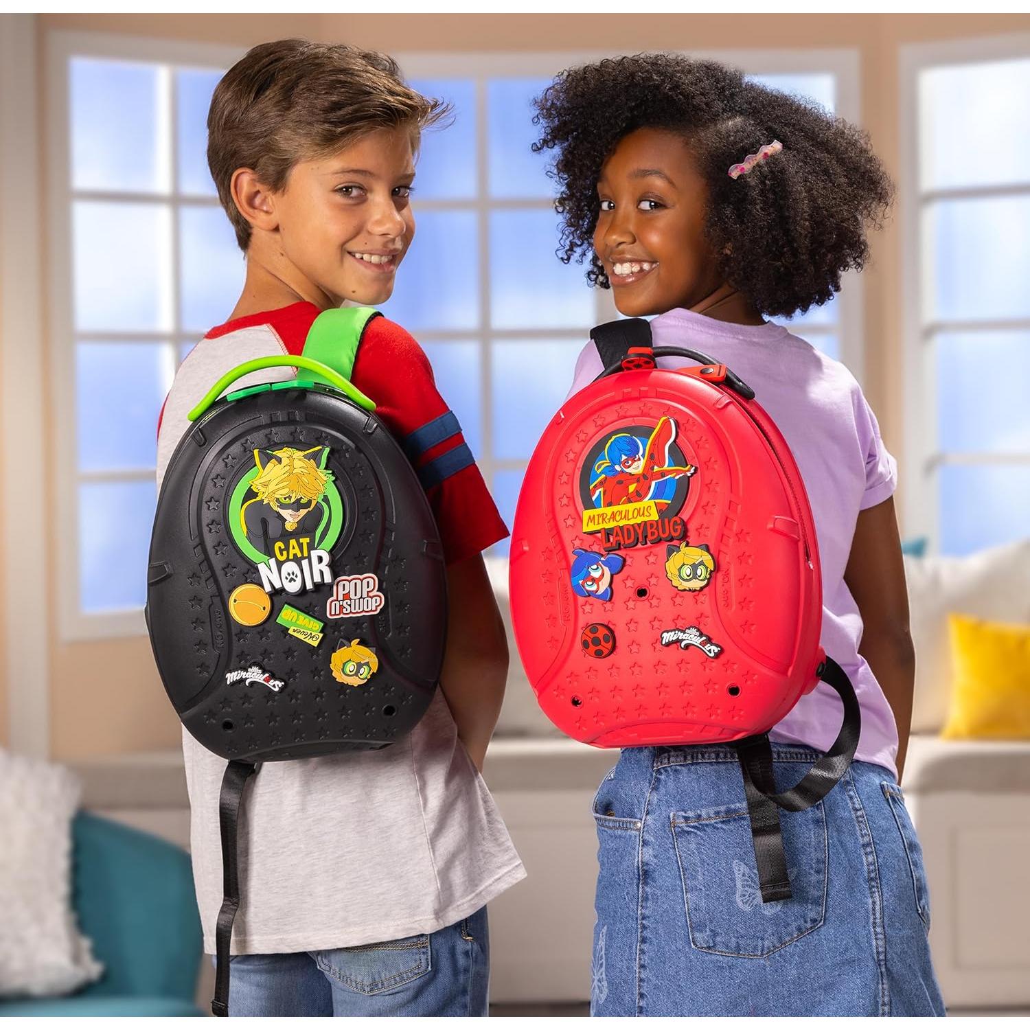 Mochila Ladybug Wyncor Roja con 6 Insignias Clip-on Impermeable