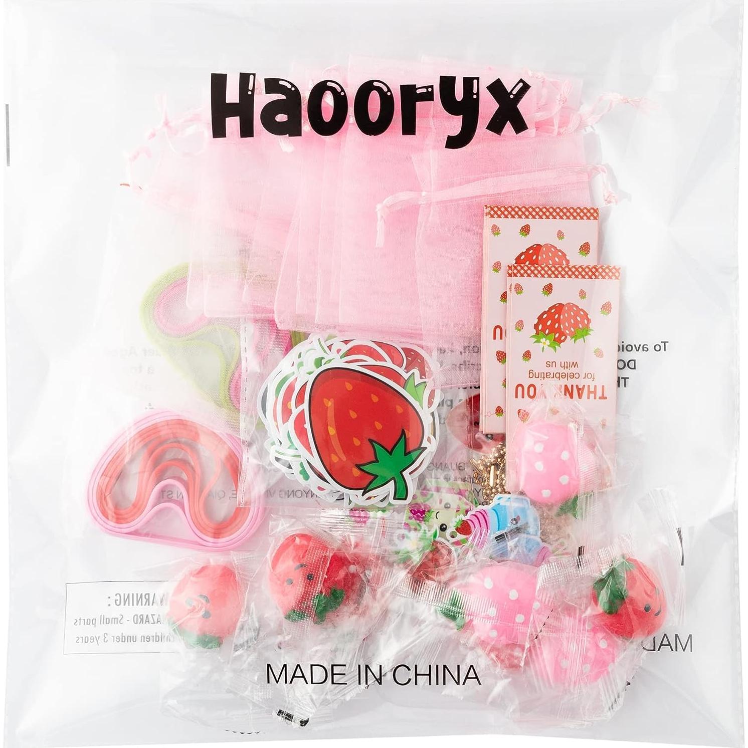 Kit de Fiesta de Fresa 110PCS Haooryx - Pulseras, Llaveros y Más