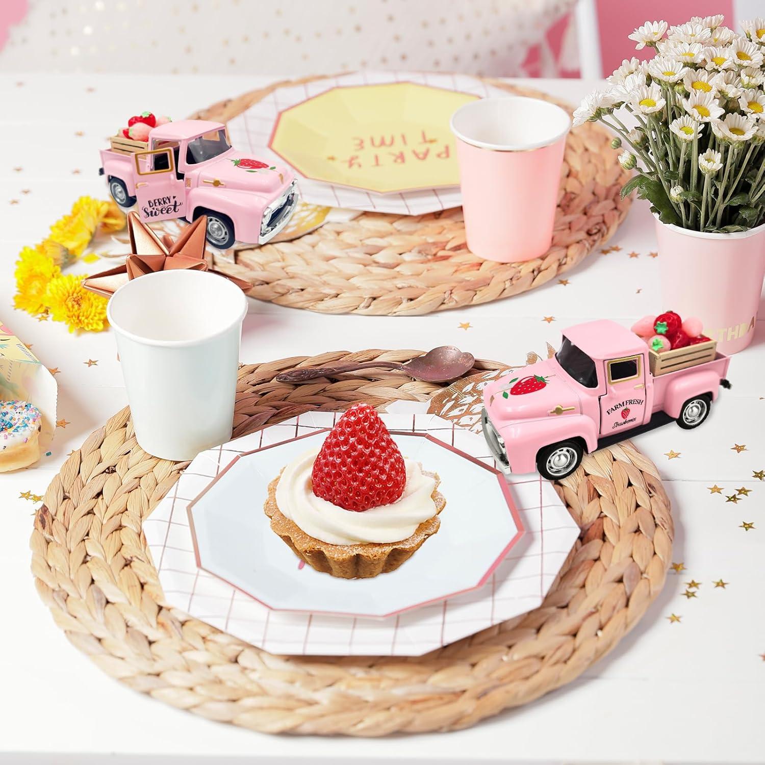 Decoración de Camión Vintage Teeloray con Fresas Falsas