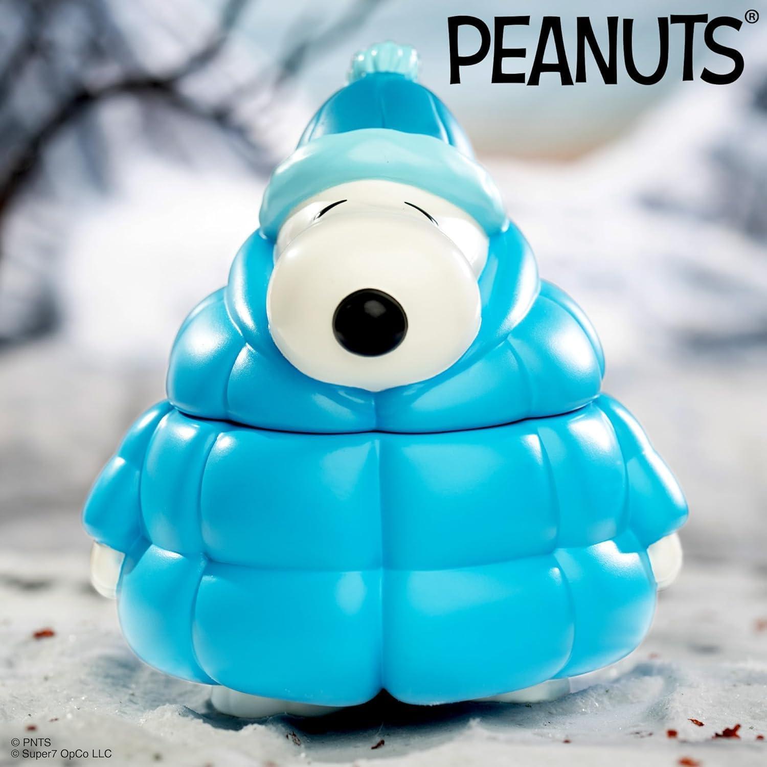 Figura de Acción Snoopy Super7 con Abrigo Esponjoso 5"