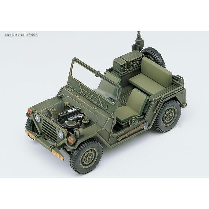 Kit de Modelo Militar Academy M151A2 Hard Top 1:35 con Remolque