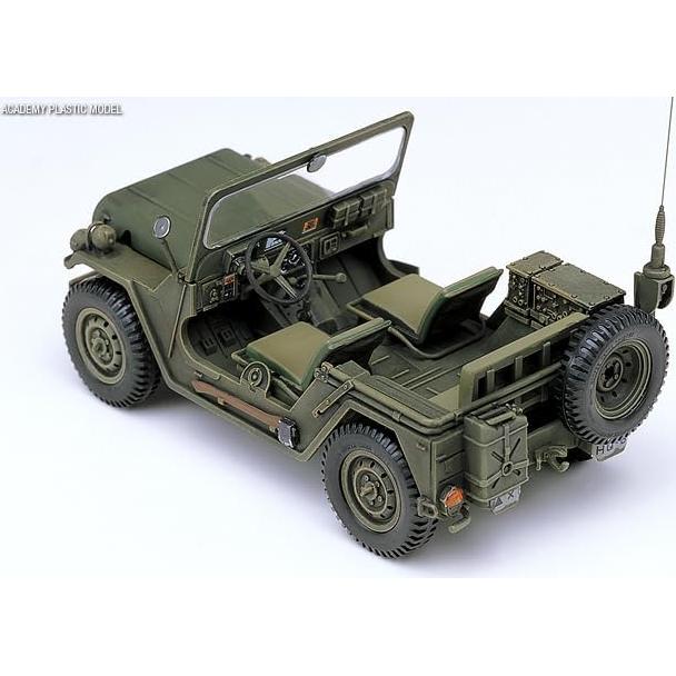 Kit de Modelo Militar Academy M151A2 Hard Top 1:35 con Remolque
