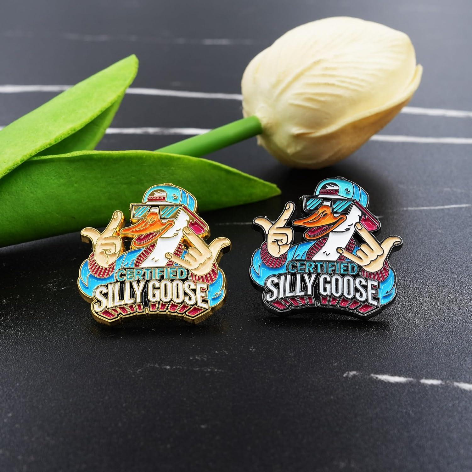 Pin de esmalte ganso tonto certificado SQEYYGI 3x3cm