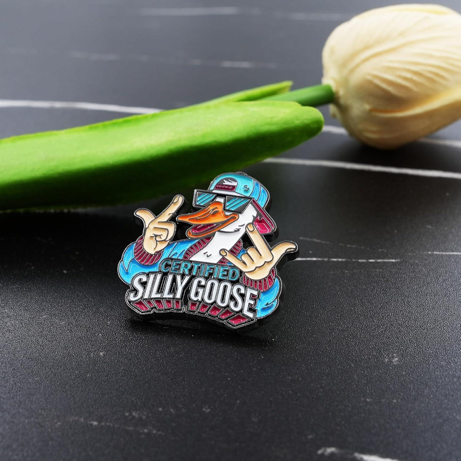 Pin de esmalte ganso tonto certificado SQEYYGI 3x3cm