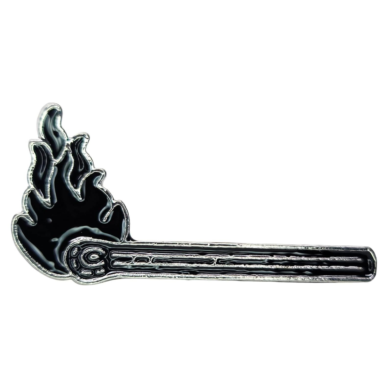 Pin de esmalte cerillo y llama negro Invert Aquatics 3.81x1.90 cm