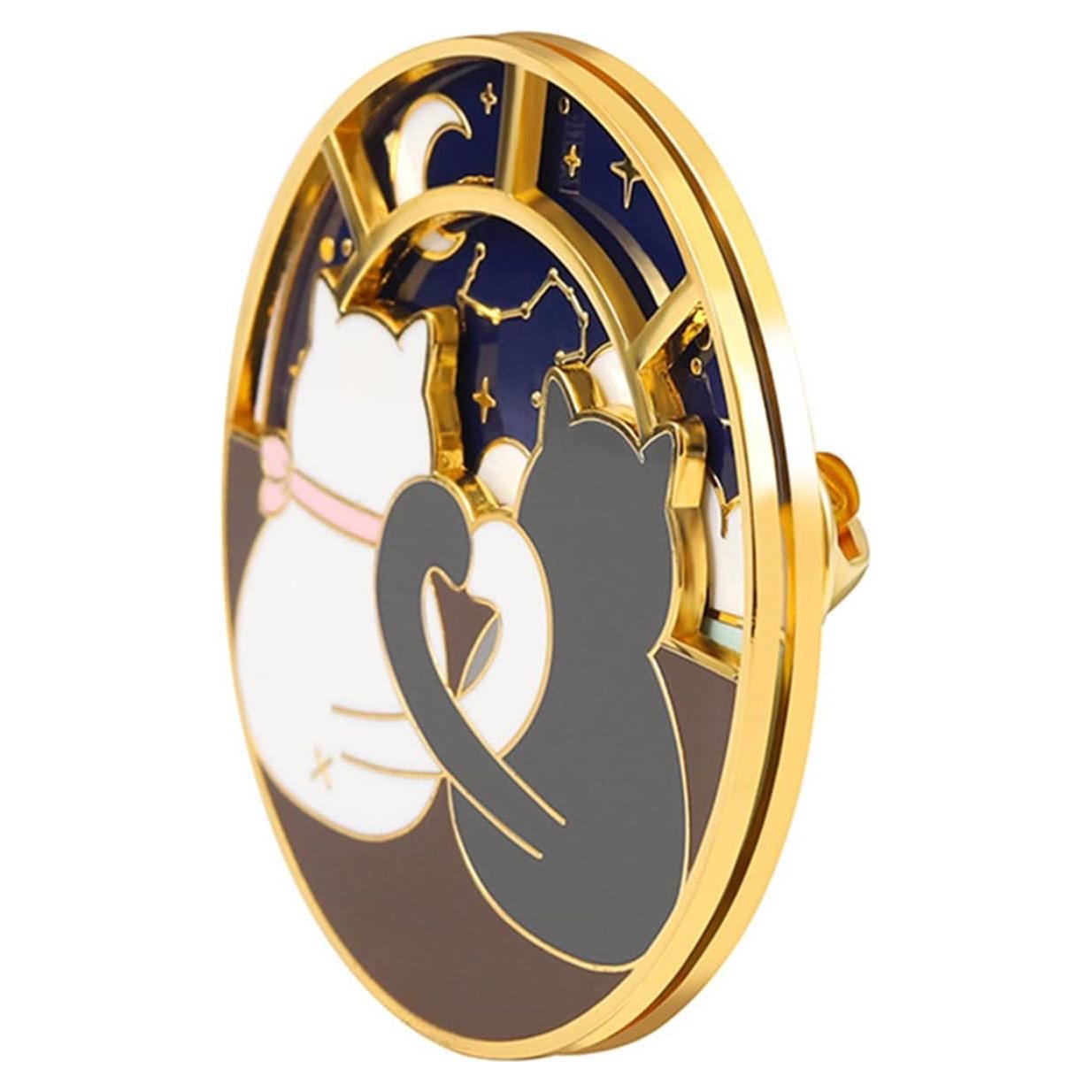 Pin de esmalte giratorio de gato anime YURAOER 4.7 cm