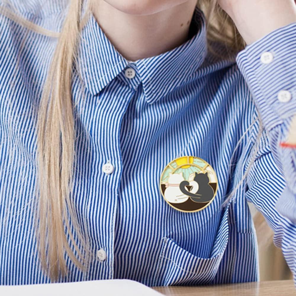 Pin de esmalte giratorio de gato anime YURAOER 4.7 cm