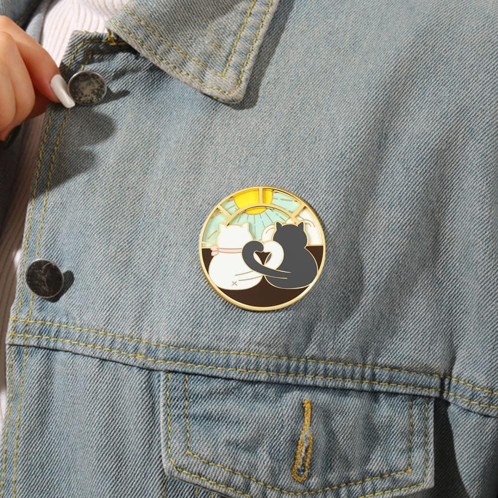 Pin de esmalte giratorio de gato anime YURAOER 4.7 cm