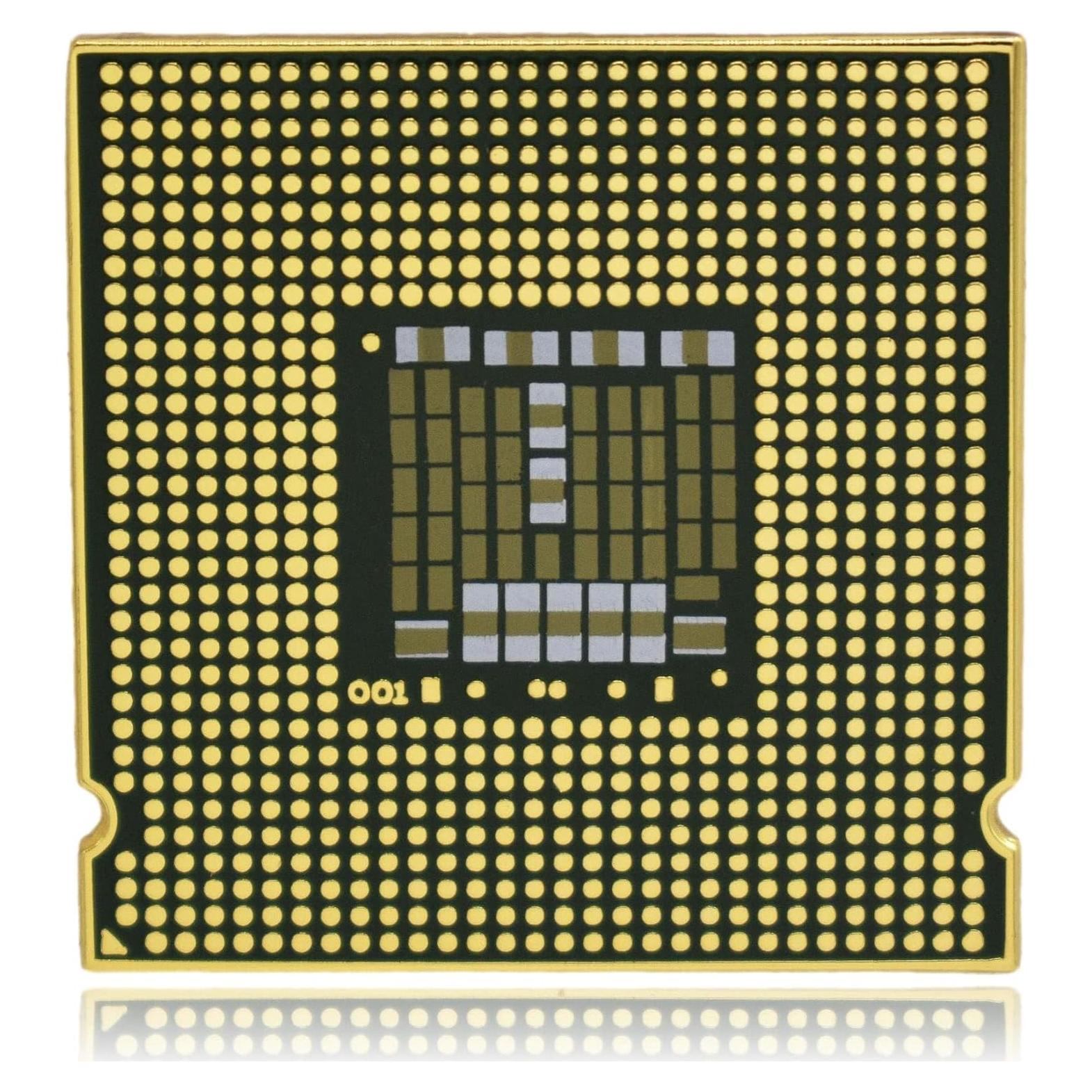 Pin de Esmalte Duro Clayton con Chip de Procesador Dorado