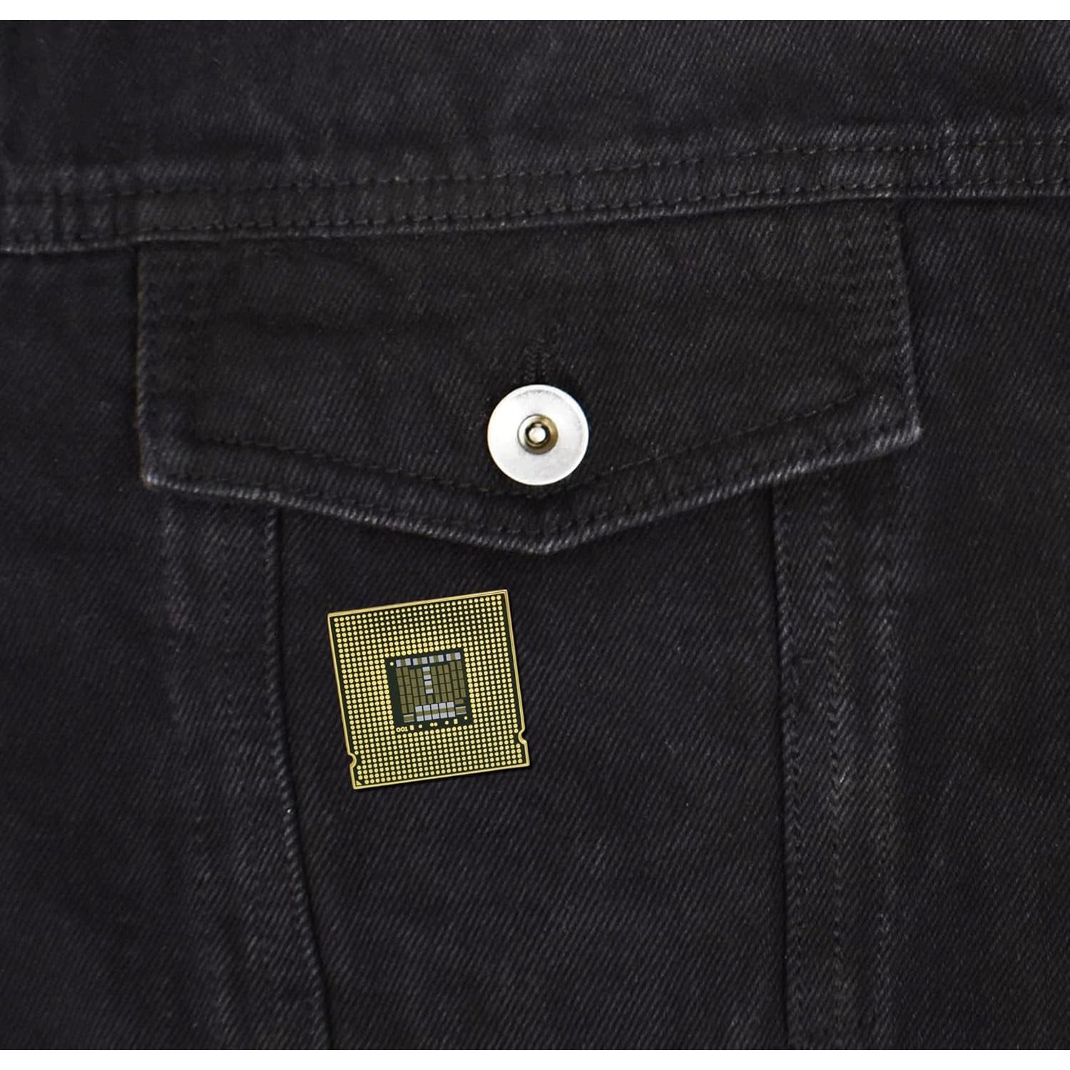 Pin de Esmalte Duro Clayton con Chip de Procesador Dorado