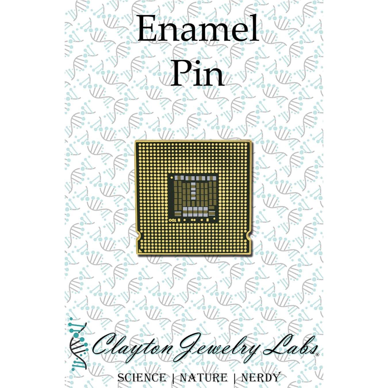 Pin de Esmalte Duro Clayton con Chip de Procesador Dorado