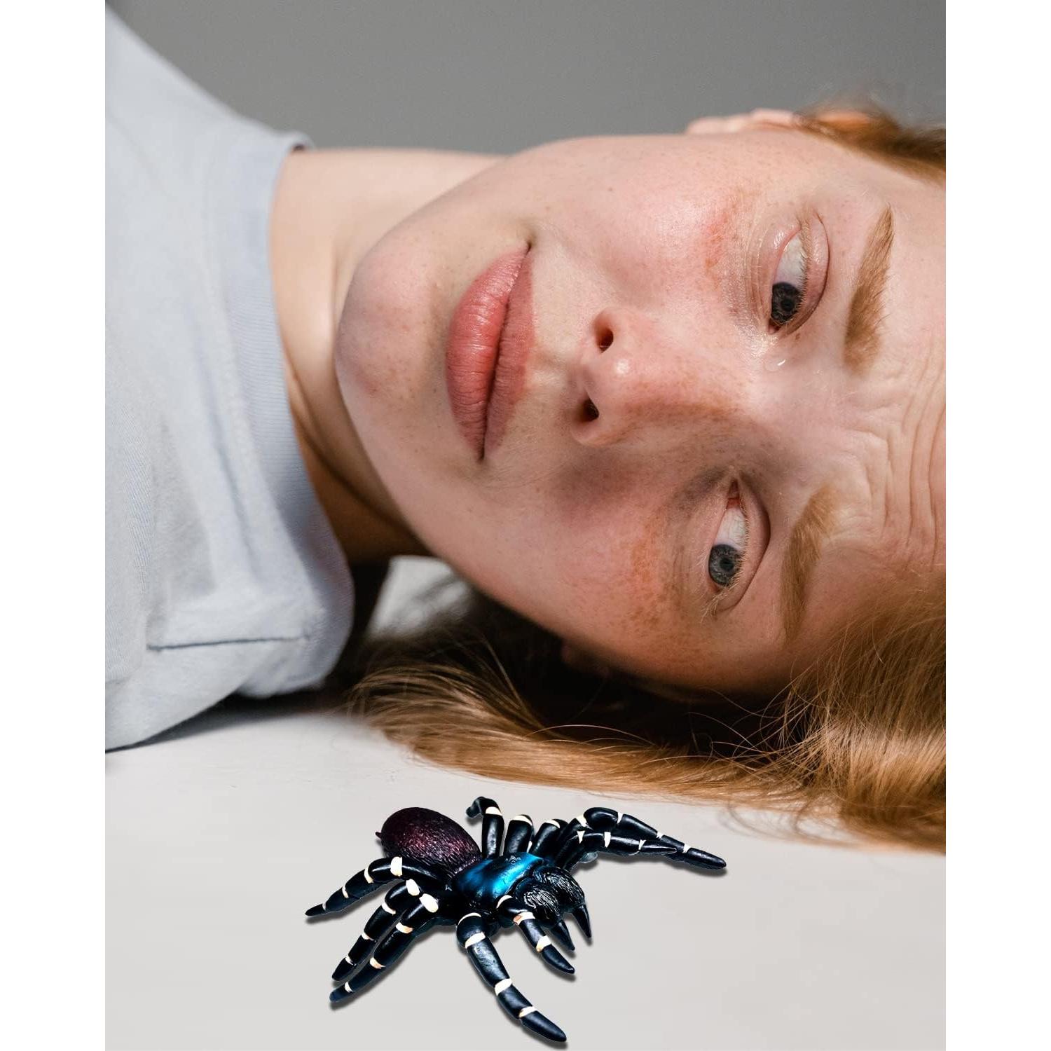 Araña Realista Uelfbaby para Halloween y Bromas - 10.49x10cm