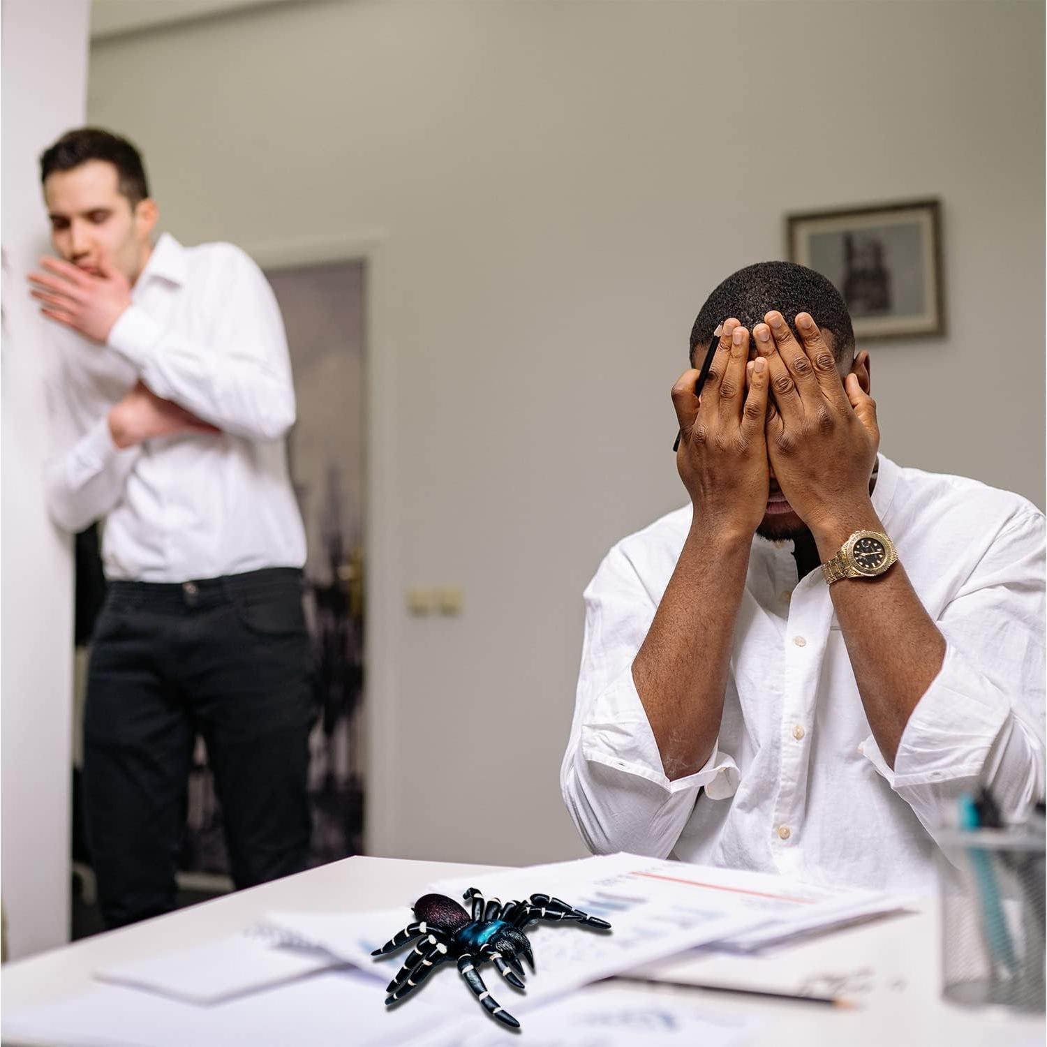 Araña Realista Uelfbaby para Halloween y Bromas - 10.49x10cm