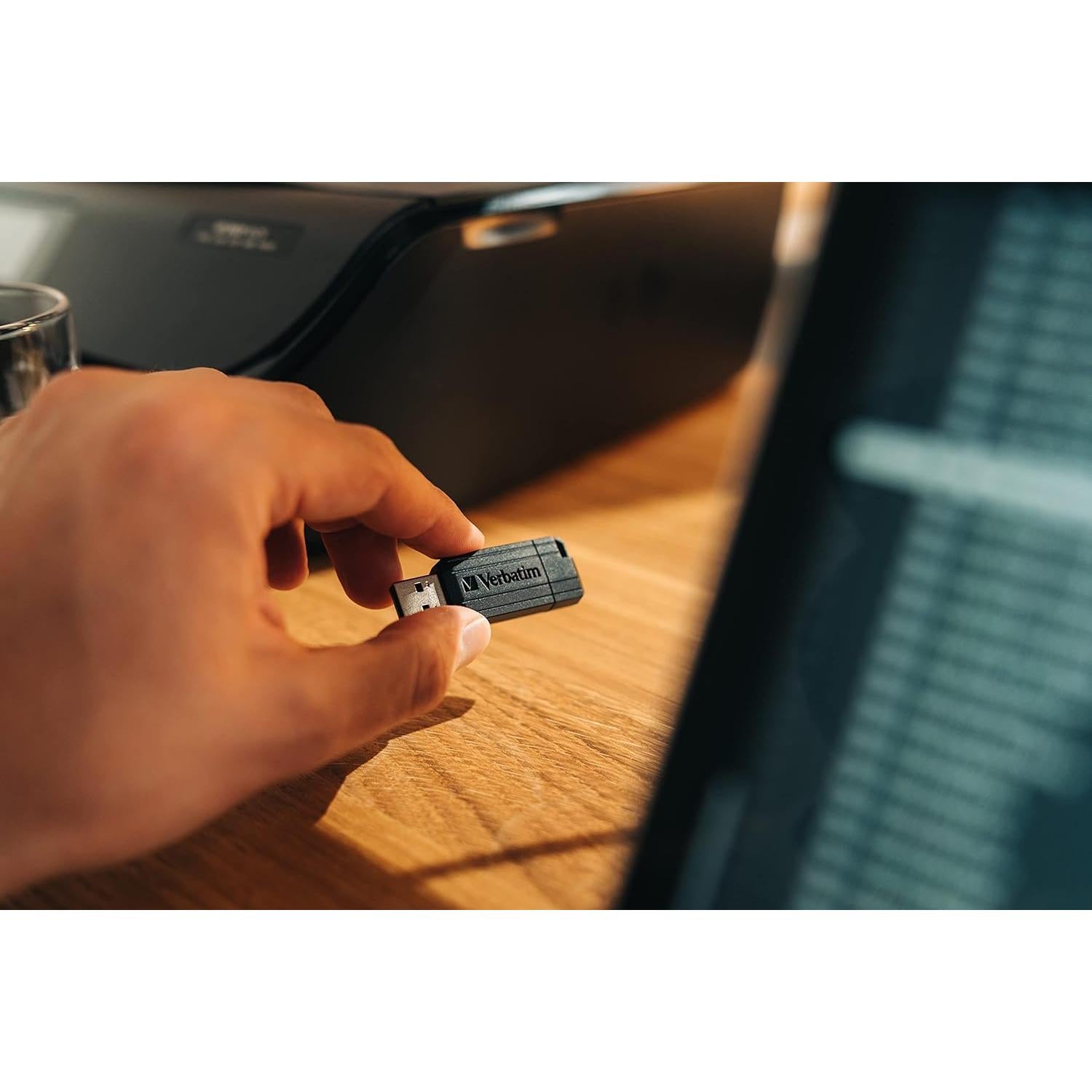 USB 2.0 Verbatim PinStripe 8GB Negro con Protección Antimicrobiana