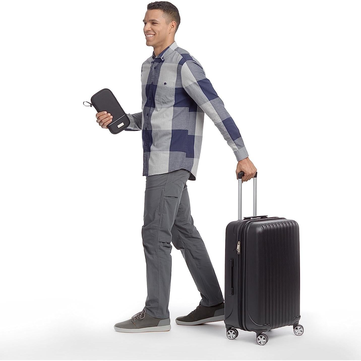 Billetera organizadora de pasaporte Amazon Basics RFID 26x14cm