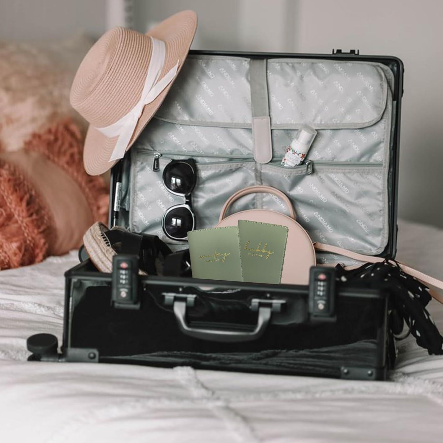 Cubierta de Pasaporte Mr&Mrs Verde Salvia con Logo Oro