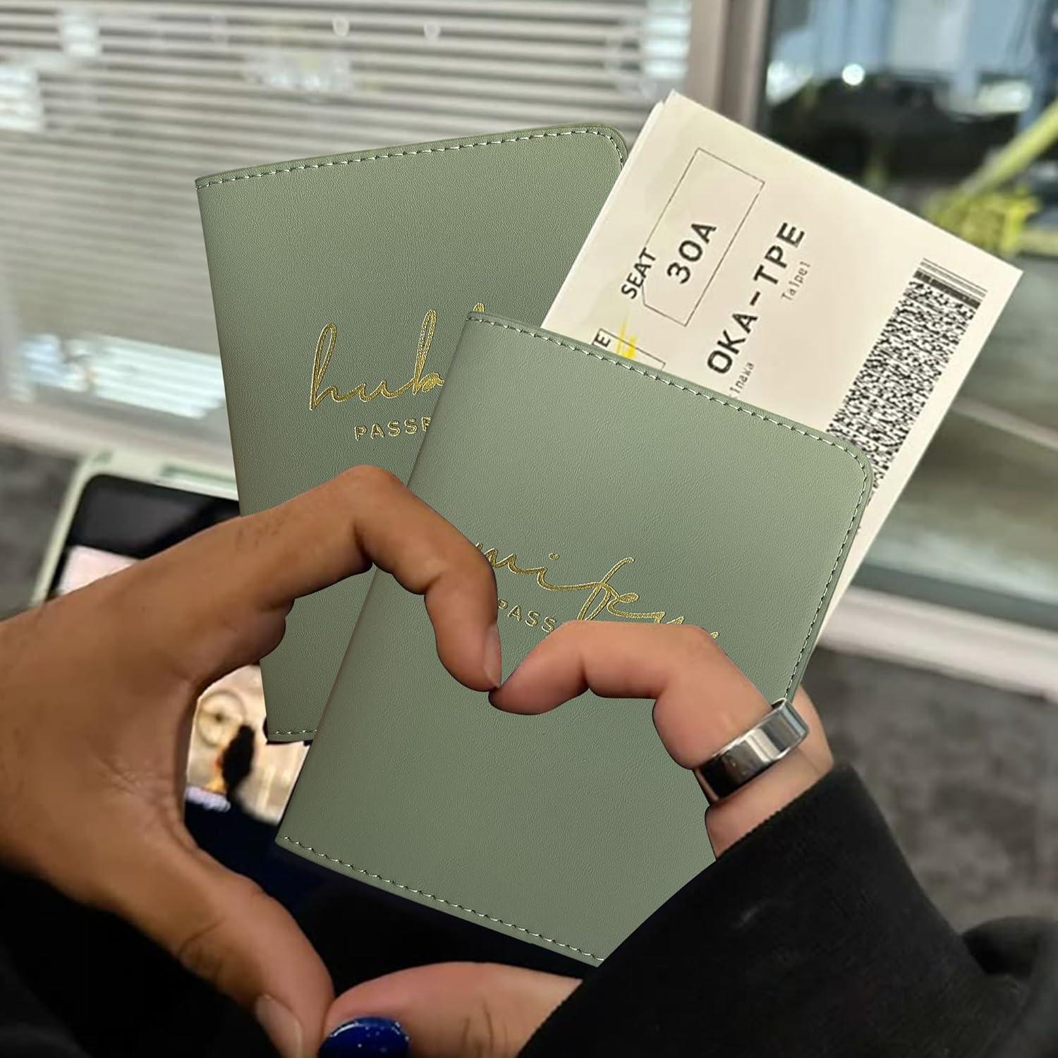 Cubierta de Pasaporte Mr&Mrs Verde Salvia con Logo Oro