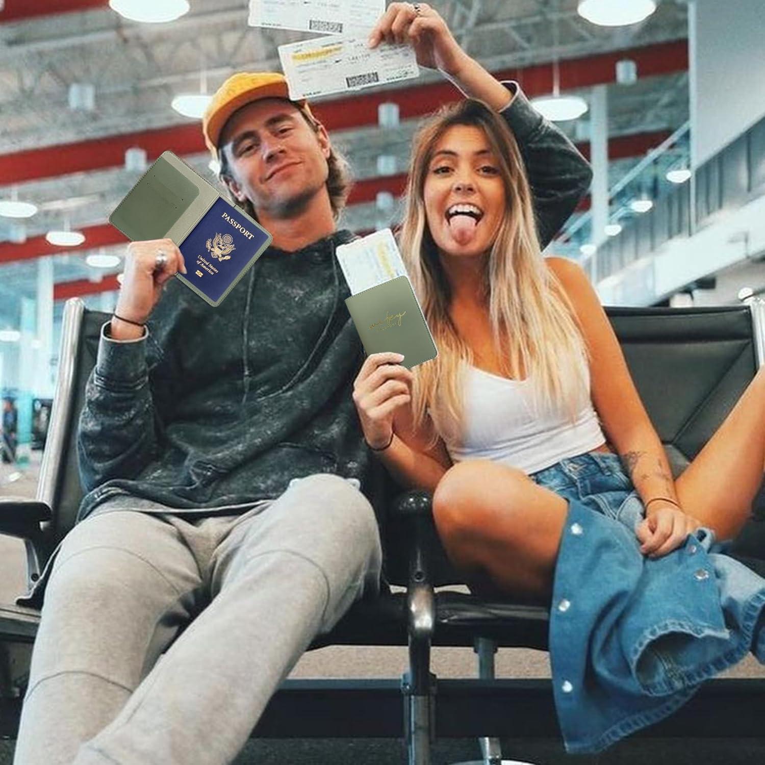 Cubierta de Pasaporte Mr&Mrs Verde Salvia con Logo Oro