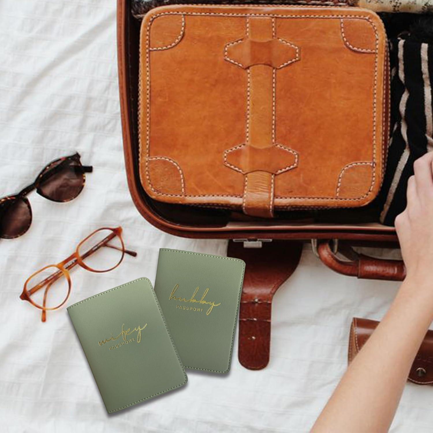 Cubierta de Pasaporte Mr&Mrs Verde Salvia con Logo Oro