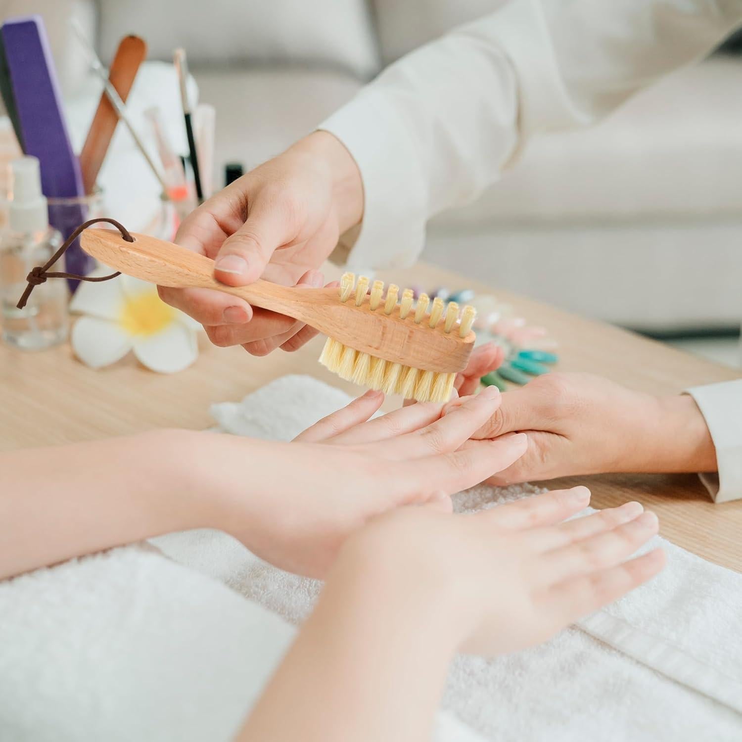 Cepillo de Uñas Takavu de Madera Natural y Cerdas de Jabalí