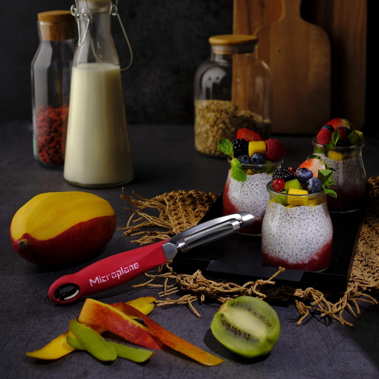 Pelador Giratorio Serrado Microplane Profesional 19cm Rojo