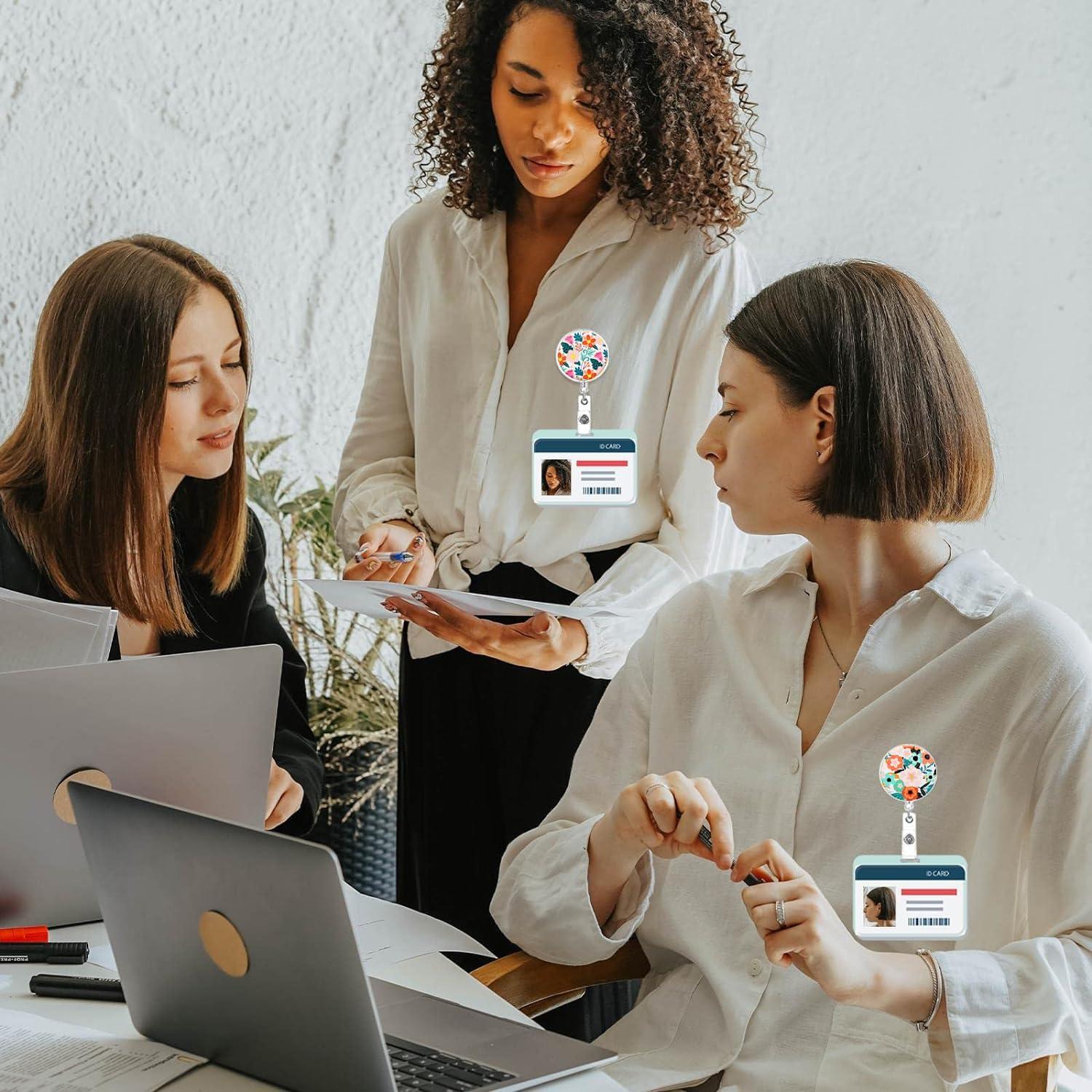 Porta Credenciales Retráctil Knocent - Paquete de 3 Flores