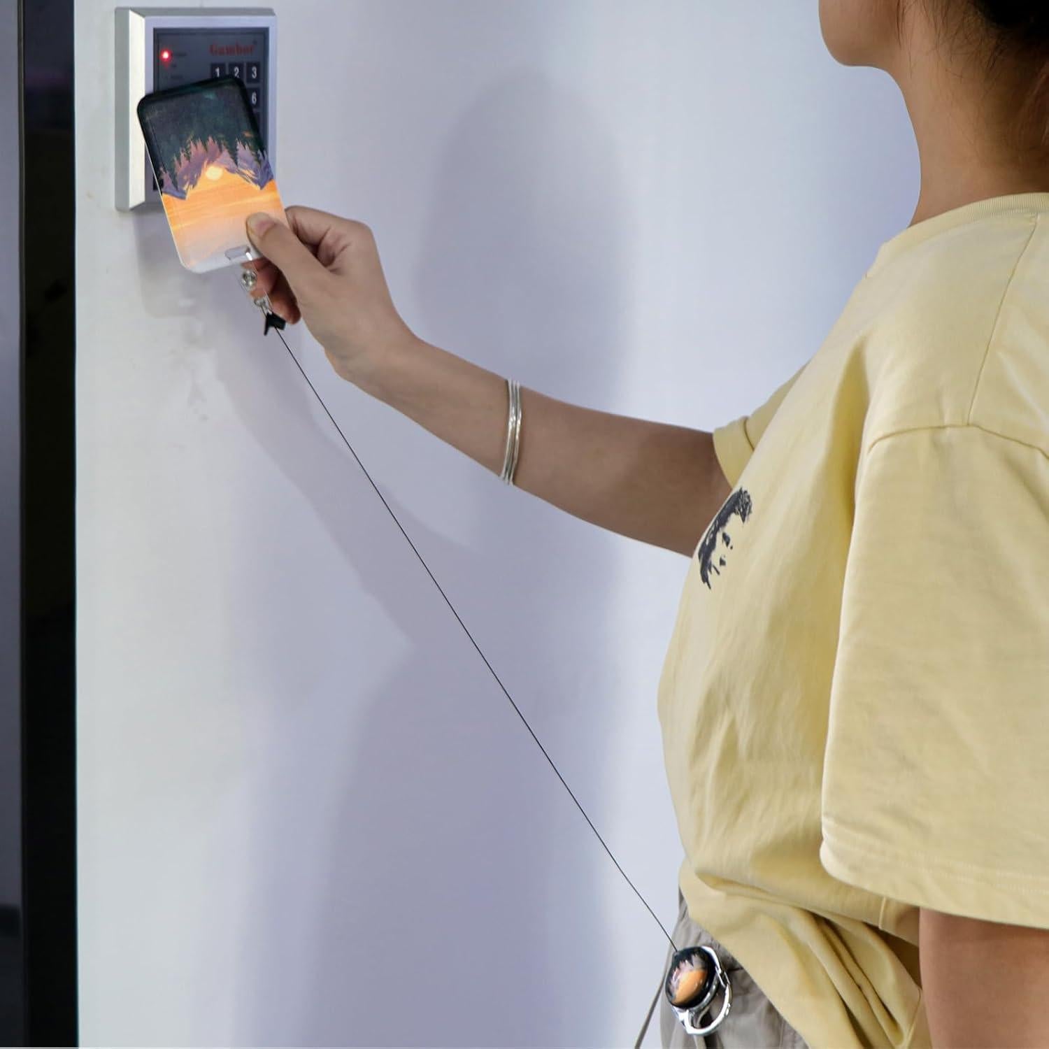 Porta Tarjetas Retráctil Rosa Beemorita con Clip Mosquetón