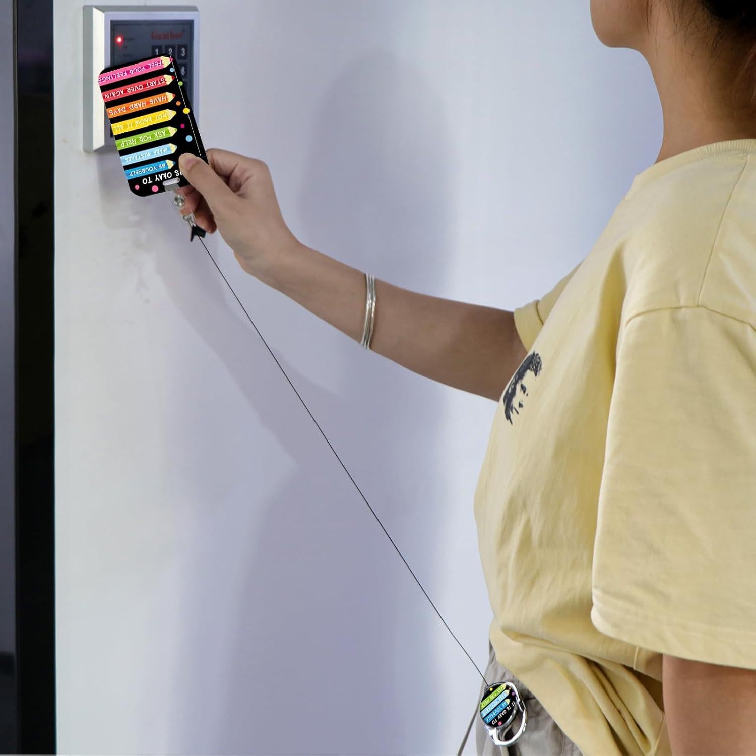 Reel Retráctil de Insignia Beemorita con Soporte ID 73.66 cm