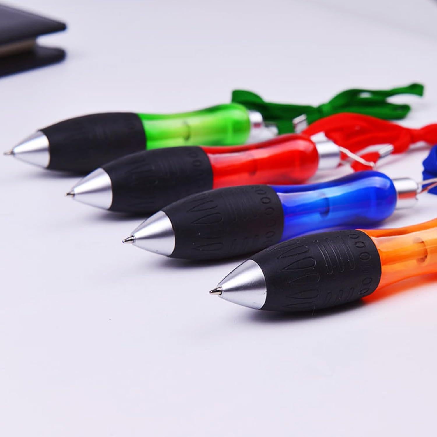 Conjunto de 5 bolígrafos retráctiles KUFptva con correa