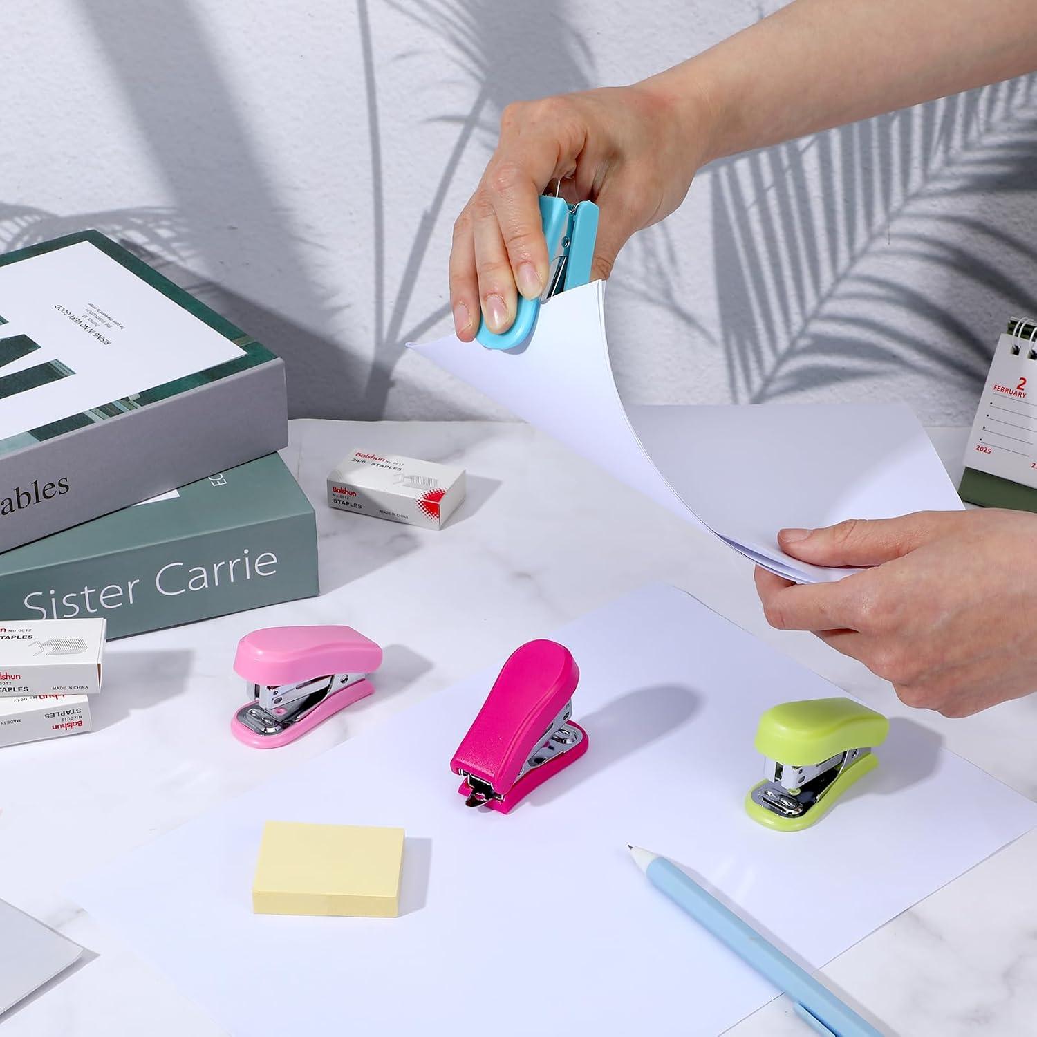 12 Grapadoras Mini HOFURME con 12 Cajas de Grapas - Colores Variados