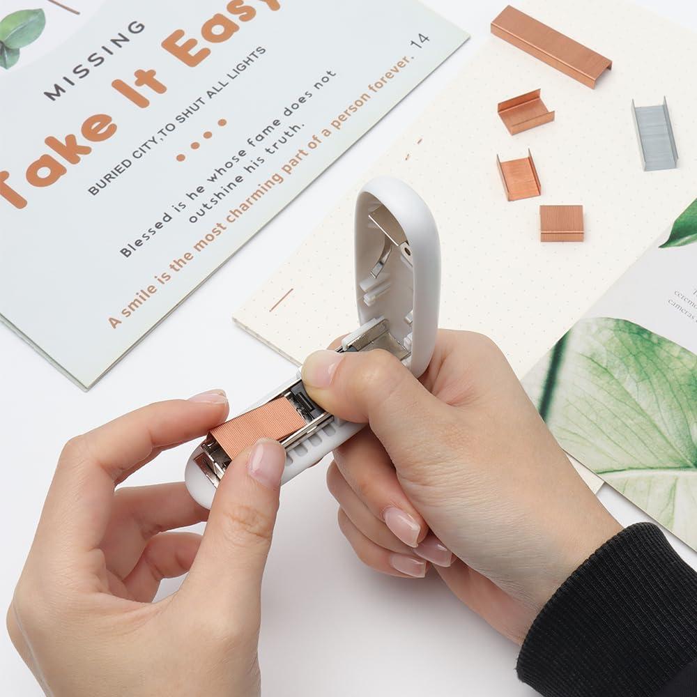 Grapadora Mini Blanca NatSumeBasics con 1000 Grapas Rosa