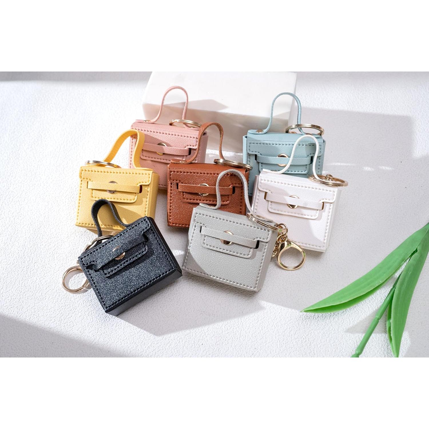 Llavero de bolso mini de cuero PU gris con charms para mujer