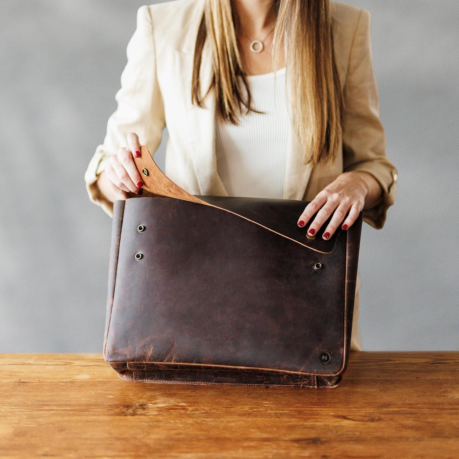 Carpeta de cuero Moonster para laptop 15.6" marrón oscuro