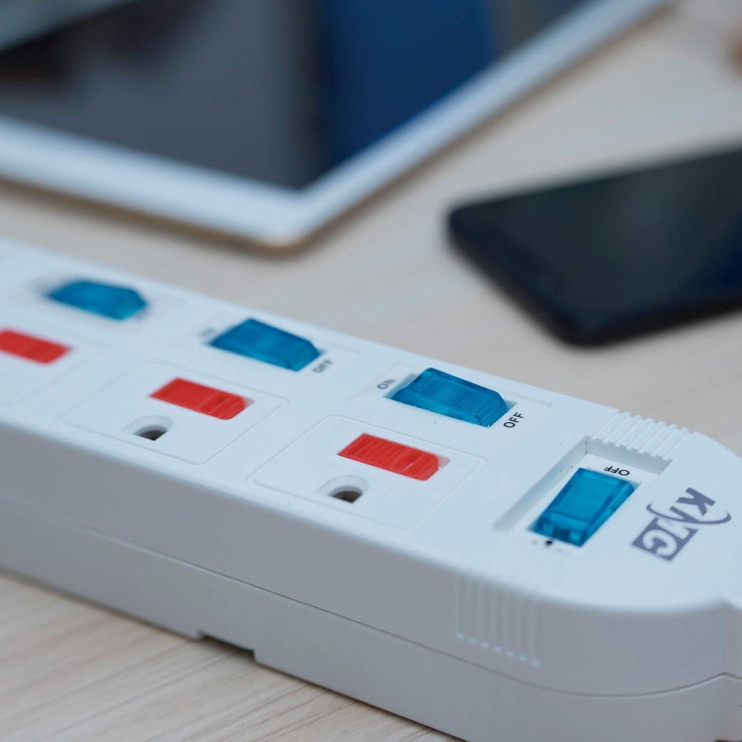 Regleta KMC 6 Salidas con Interruptores Independientes 1.22m