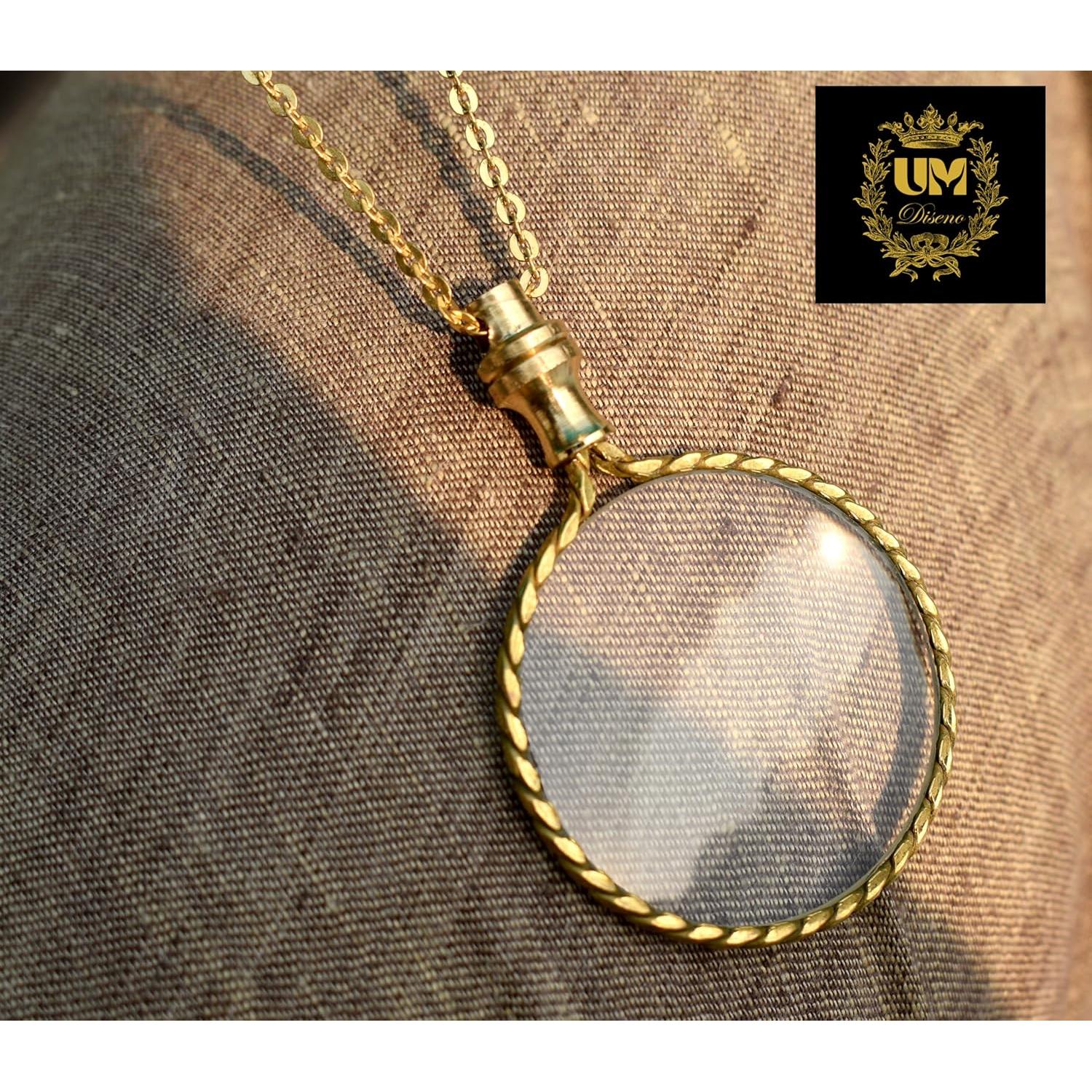 Collar Lupa Vintage UM Diseño 10X Bronce Antiguo 5.08 cm