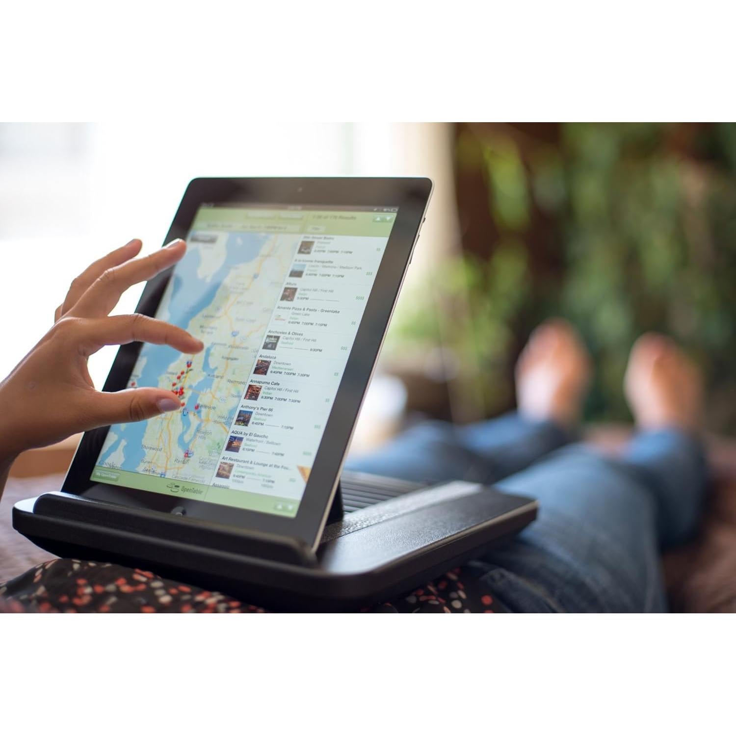 Soporte Electrónico Portátil Padded Spaces PNGOS-BLCK - 14 Ángulos Ajustables, Espuma de Memoria, Compatible con Tablets y Laptops hasta 4.54 kg