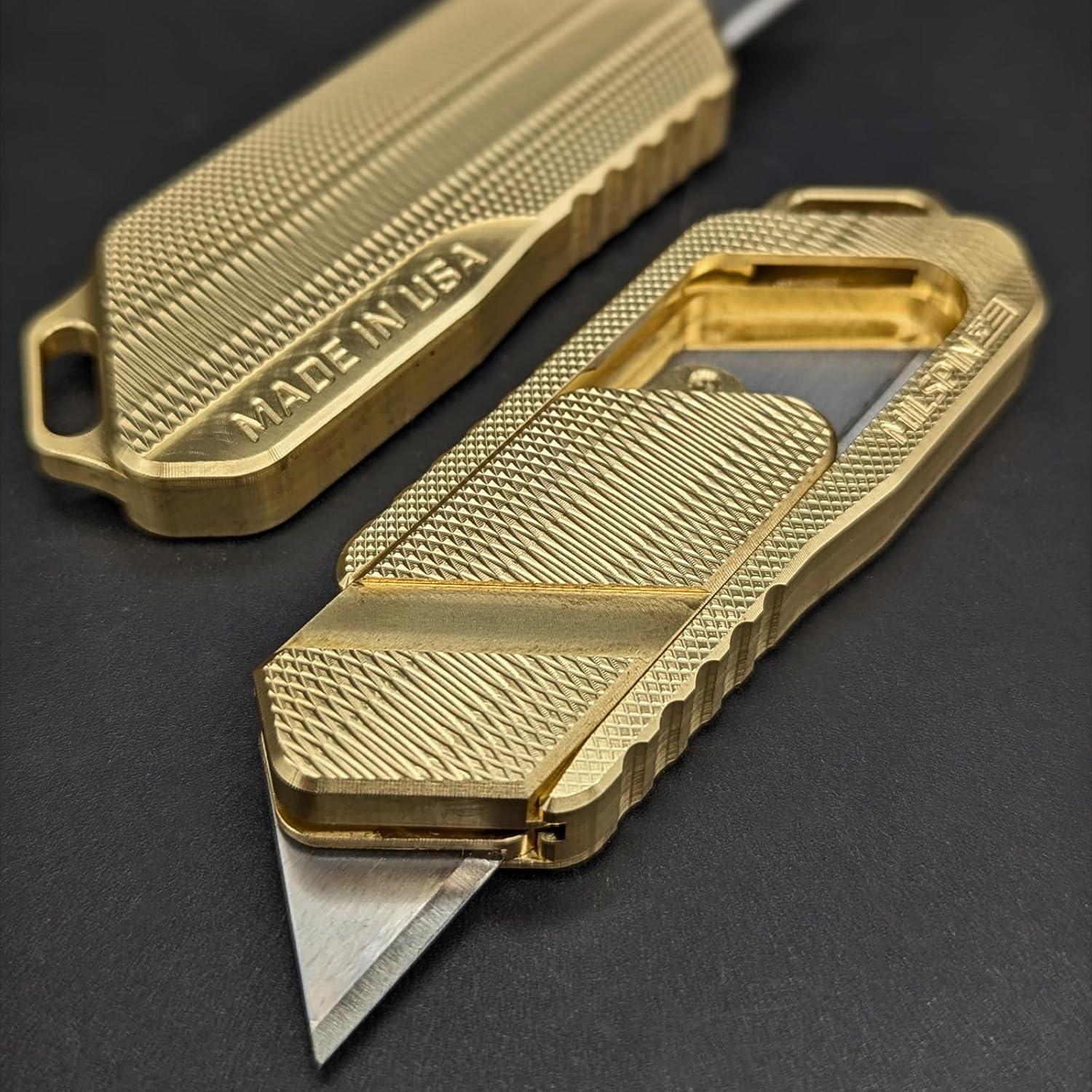 Cuchillo de Utilidad Milspin Magnus 2.0 Retráctil Latón EDC