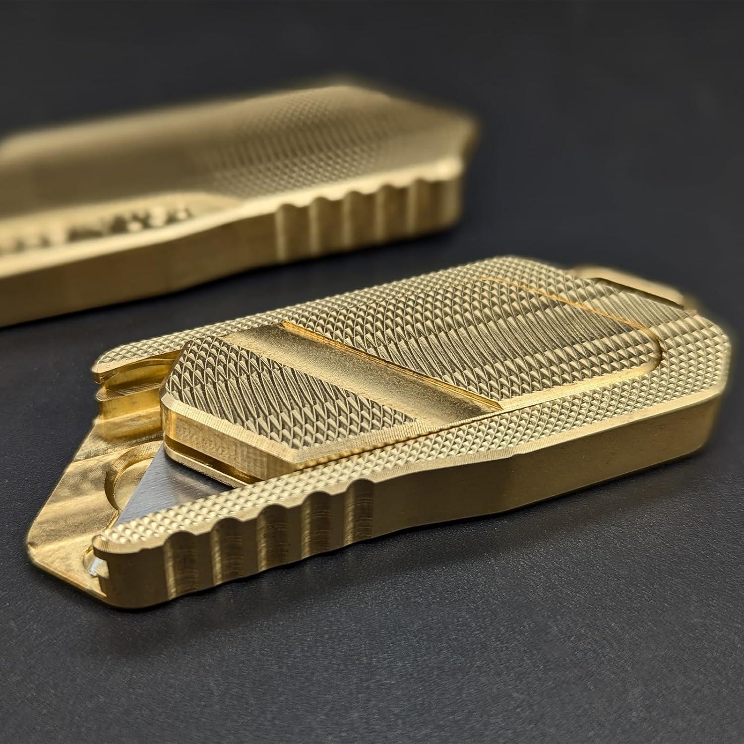 Cuchillo de Utilidad Milspin Magnus 2.0 Retráctil Latón EDC