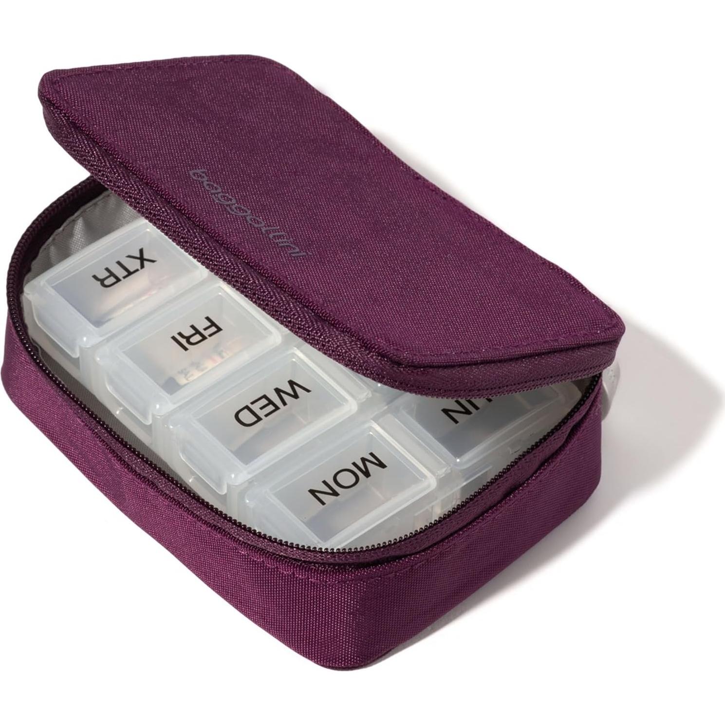 Estuche de Pastillas de Viaje Baggallini 7 Compartimentos 10.8x3.8 cm