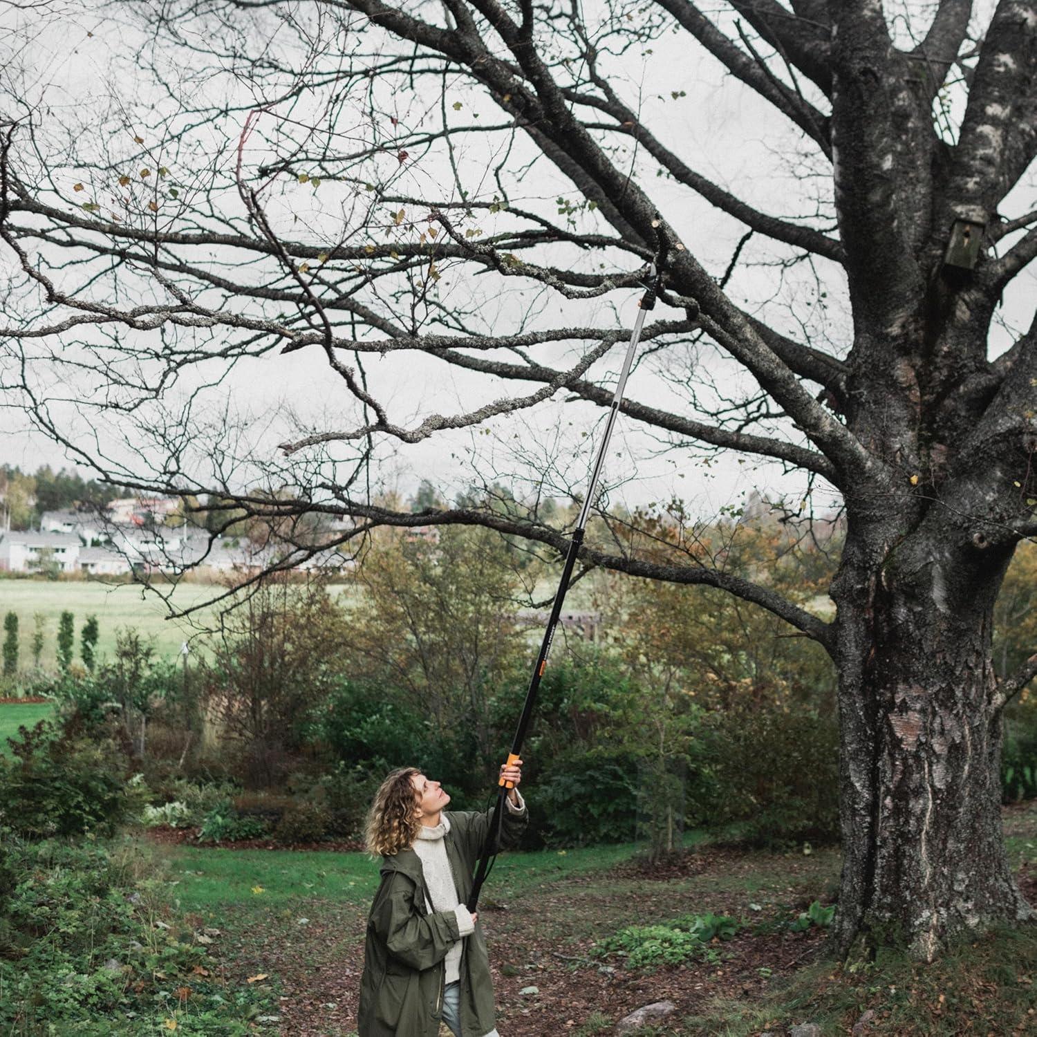 Podadora de Árboles Fiskars Extensible 2.4-3.7m con Sierra